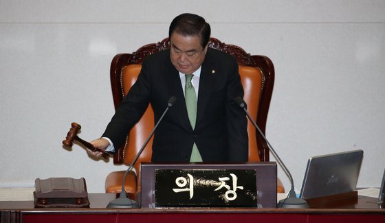문희상 국회의장이 30일 국회에서 열린 제3차 본회의에서 개의를 선언하고 있다. [연합뉴스]