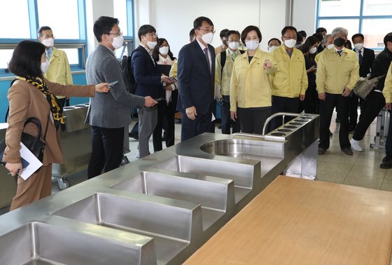 유은혜 사회부총리 겸 교육부 장관이 29일 오후 서울 성동구 무학여고에서 급식실을 살펴보고 있다. 연합뉴스