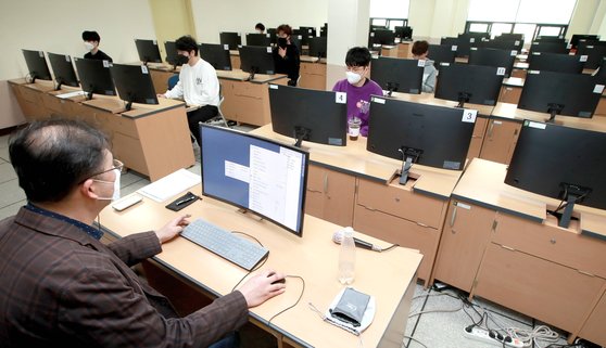 27일 부산 남구 동명대학교에서 학생들이 마스크를 착용하고 2m 거리를 유지하며 수업을 받고 있다. 부산, 울산, 경남 12개 사립대는 5월 11일부터 대면 수업을 실시하기로 했다. 송봉근 기자