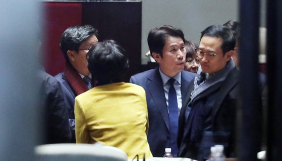 지난해 말 이인영(가운데) 더불어민주당 원내대표가 공직선거법 개정과 관련 의원총회를 열어 동료 의원을 설득하는 모습. [뉴스1]