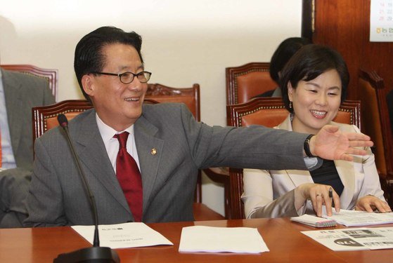 2009년 원내대표에 도전한 박지원 의원이 경선을 사흘 앞두고 열린 원내대책회의에 참석한 모습. 박 의원은 당시 원내대표 자리를 가리키며 "앞으로 저 자리가 내 자리"라는 농담을 하며 자신감을 내비췄다. [중앙포토]