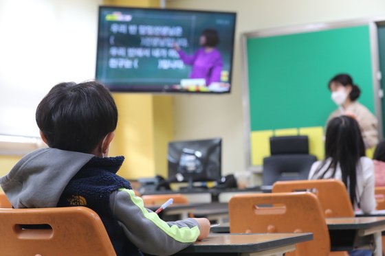 지난달 20일 오전 경기 수원시의 한 초등학교에서 긴급돌봄 서비스를 신청한 1학년 학생들이 교실에 나와 EBS 방송을 보고 있다. 연합뉴스