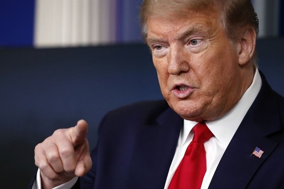 도널드 트럼프 미 대통령은 김정은 북한 국무위원장의 건재에 대해 ’적절한 시점에 할 말이 있을 것“이라며 말을 아꼈다. [AP=뉴시스]