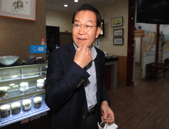 권영세 미래통합당 국회의원 당선인이 4선 이상 중진의원들과 만나 당 향방 논의를 위해 3일 오후 서울 여의도의 한 음식점에 들어서고 있다. [뉴스1]