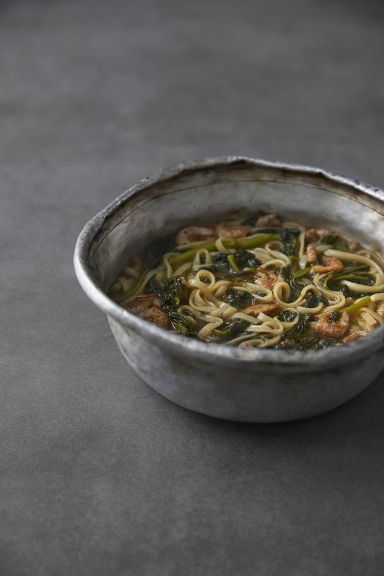 책 '쌀을 닮다' 삽입 사진. 제물국수란 '자기 물에 삶아낸 국수'라는 뜻이다. 끓는 물에 국수를 넣은 다음, 국수 삶은 물을 그대로 국물로 사용하기 때문에 국물은 걸쭉하고 면은 눈 녹듯 부드럽다. 가을에는 아욱이 제물국수의 좋은 짝이 됐다고 한다. 사진 강진주