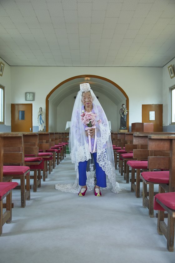 책 '쌀을 닮다' 삽입 사진. 민며느리로 들어와 평생 징글징글한 시집살이와 농사일로 고생했다는 이계순 할머니. 강진주 사진가는 결혼식은 꿈도 못꿔봤다는 할머니를 위해 고운 면사포를 씌워 사진을 찍어드렸다. 사진 강진주