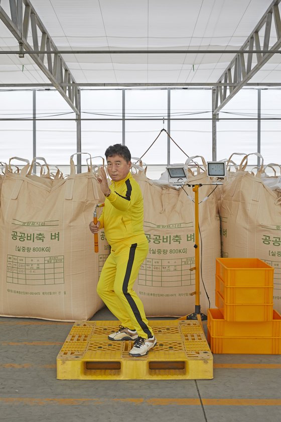 책 '쌀을 닮다' 삽입 사진. 올해 나이 66세지만 여전히 마을 농부 중 가장 젊어서 27년 동안 이장을 맡고 있다는 김상기씨. "해외여행으로 이곳저곳 다녀봤지만 그래도 신리를 벗어나선 살 수 없다"는 게 27년차 이장의 품격이자 진심이다 . 사진 강진주