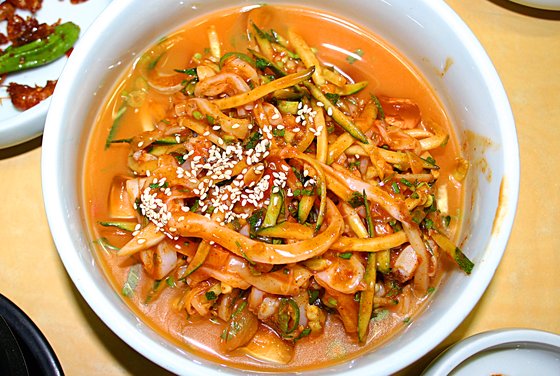 한치물회. 고추장을 풀어서 빨갛다. 손민호 기자