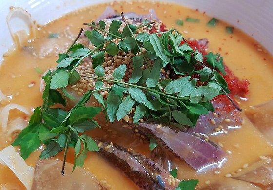 된장자리물회. 물회에 제피 잎을 얹었다. 손민호 기자