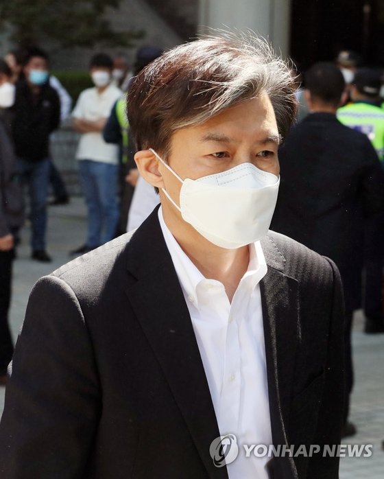 가족 비리와 감찰 무마 의혹 사건 등으로 기소된 조국 전 법무부 장관이 8일 서울중앙지방법원에서 열린 첫 공판을 마치고 법정을 나오고 있다[연합뉴스]