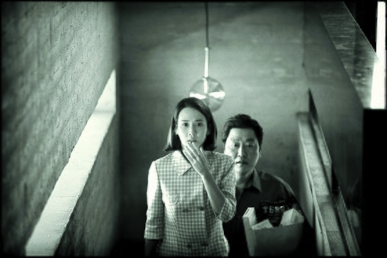 지난달 29일부터 특별상영되고 있는 영화 ‘기생충’ 흑백판. [사진 CJ엔터테인먼트]