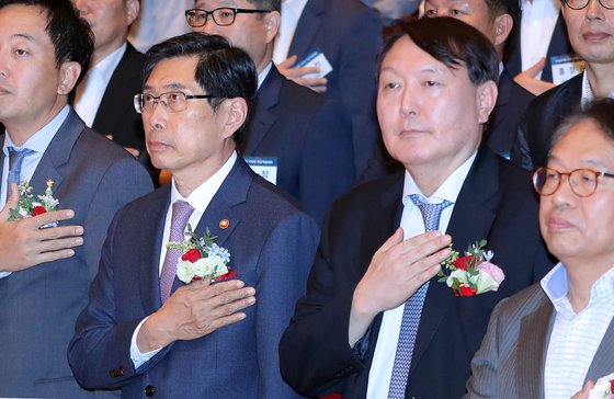 2018년 9월 박상기 전 법무부 장관(왼쪽에서 둘째)과 윤석열 당시 서울중앙지검장이 서울 동대문구 서울보호관찰소 및 위치추적중앙관제센터에서 열린 전자감독제도 시행 10주년 기념행사에 참석해 국기에 대한 경례를 하고 있다. 제일 오른쪽은 한인섭 형사정책연구원장. [뉴스1]