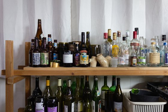 박선민 작가의 작업실 한 켠에는 쓰임을 다한 다양한 유리병들이 놓여있다. 사진 플레이스 1-3