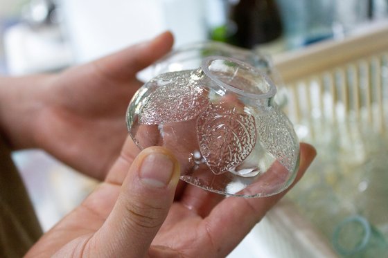 본래 유리병이 가진 미감을 작품에 활용하는 것이 특징이다. 주스 병의 나뭇잎 무늬를 살린 예. 사진 플레이스 1-3