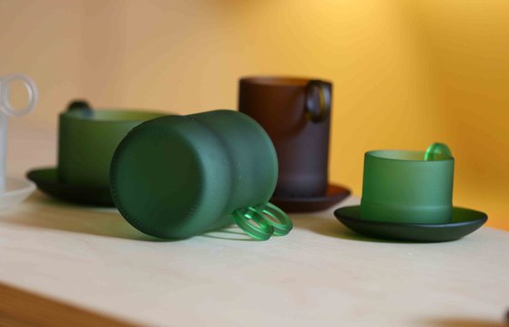 컵의 하단을 뒤집어 살펴보기 전까지는 버려진 유리병으로 만들었다는 것을 쉽게 알기 어렵다. 김상선 기자