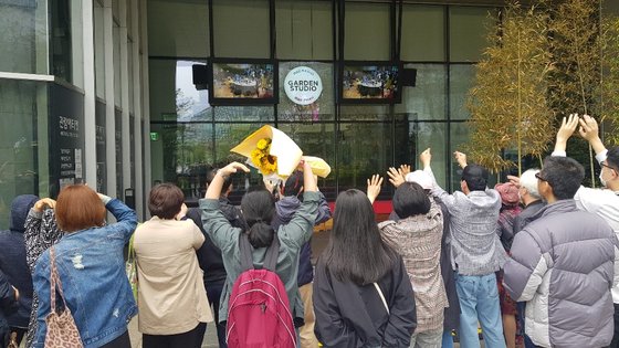 5월 10일 상암동 MBC 신사옥 1층 가든스튜디오에서 진행된 라디오 '싱글벙글쇼' 마지막 방송. 스튜디오 밖에서 지켜보던 청취자들이 손을 흔들며 환호하고 있다.