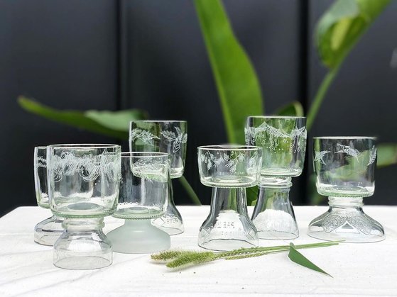 지난해 8월 갤러리밈 2층에서 '이달의 작가'로 전시를 열었을때 선보였던 유리병 업사이클링 작품들. 사진 박선민