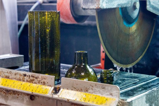 유리병에 새로운 숨결을 불어넣기 위해 자르는 과정. 사진 플레이스 1-3