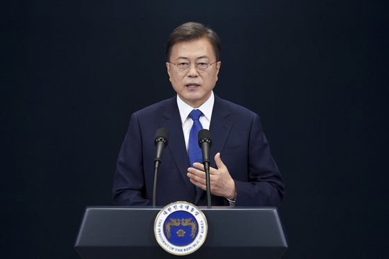 문재인 대통령이 10일 오전 청와대 춘추관에서 취임 3주년 특별연설을 하고 있다. 청와대 사진기자단