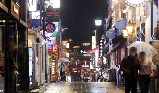 코로나19확진자 발생 후 한산해진 서울 용산구 이태원 클럽 등 유흥시설 밀집지역. 뉴스1