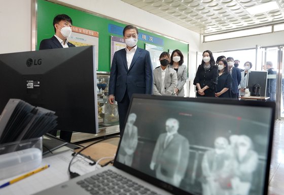 문재인 대통령이 8일 오전 등교 개학을 앞둔 서울 용산구 중경고등학교를 방문하고 있다. 연합뉴스