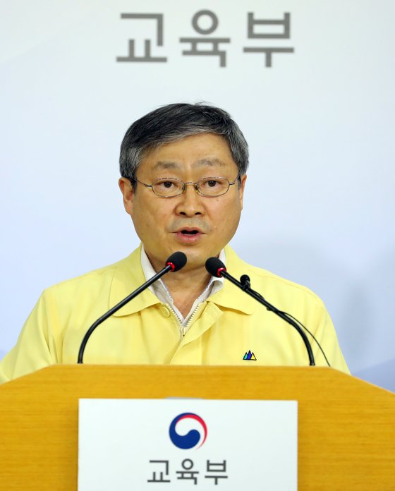 박백범 교육부 차관이 지난 11일 정부세종청사 교육부 브리핑실에서 이태원 클럽 발 신종 코로나바이러스 감염증(코로나19) 확산과 관련한 등교수업 일정 연기 브리핑을 하고 있다. 뉴스1
