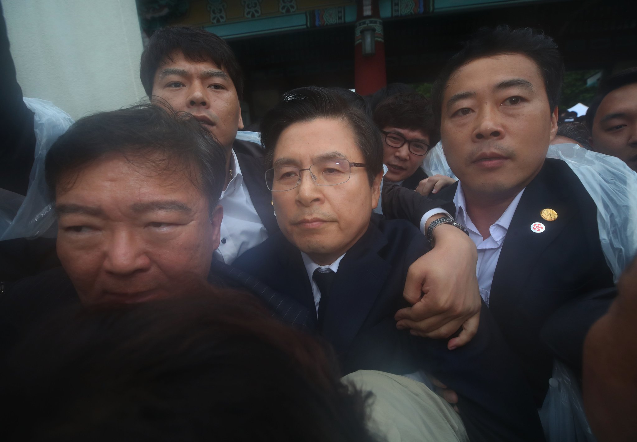 지난해 5월 18일 당시 황교안 자유한국당 대표가 광주 국립5·18민주묘지에서 시민들의 항의를 받으며 행사장으로 입장하고 있다. 연합뉴스