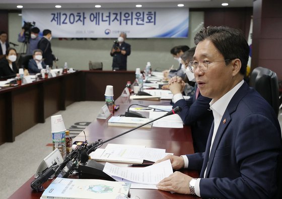 성윤모 산업통상자원부 장관이 12일 오후 서울 종로구 한국무역보험공사 대회의실에서 열린 '제20차 에너지위원회'에 참석해 모두발언을 하고 있다. 뉴스1