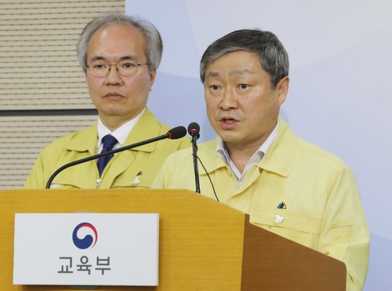 박백범 교육부 차관이 11일 오후 세종시 정부세종청사에서 등교수업 일주일 재연기를 발표하고 있다. 연합뉴스