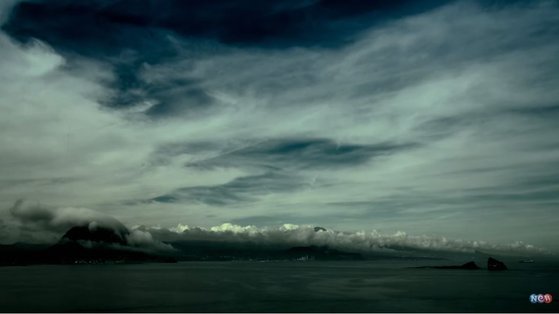 조동익 ‘푸른 베개’ 뮤직비디오의 한 장면. 11분 48초에 달하는 연주곡이다. [유튜브 캡처]