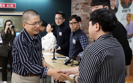 황교안 전 대표가 2019년 9월 24일 서울 영등포구 당사에서 청년 유튜버들과 인사를 하고 있다. 뉴스1