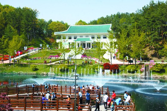 실제 청와대 본관 건물을 60% 축소한 형태로 만든 대통령 기념관. 2015년 6월 준공한 이 전시관은 대통령 기록화와 대통령 체험장이 마련돼 있다. [사진 청남대관리사업소]