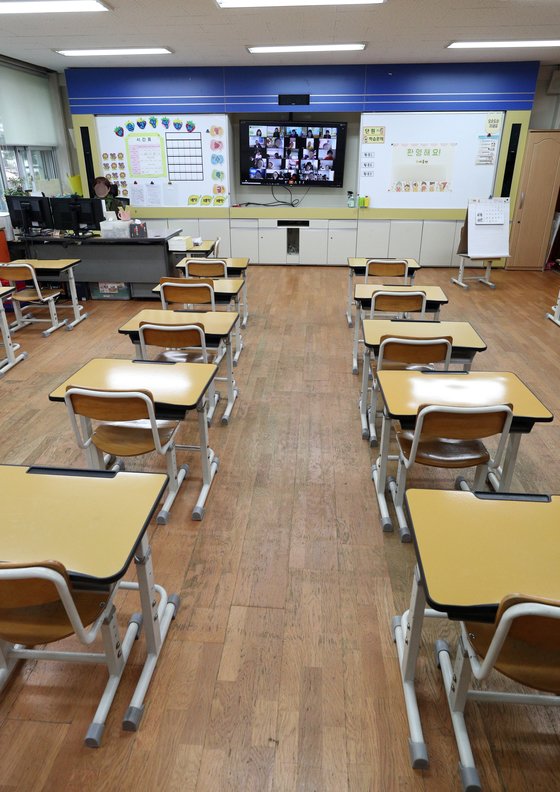신종 코로나바이러스 감염증(코로나19) 확산 예방 차원에서 ‘온라인 개학‘을 한 지난달 20일 서울 용산구 용산초등학교 1학년 교실에서 교사가 원격으로 입학식을 진행하고 있다. 뉴스1