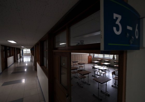 서울 성동구 성수고등학교 3학년 교실에 책상이 간격을 유지한 채 배치돼 있다.  교육부는 13일로 예정돼 있던 고등학교 3학년의 등교 수업을 20일로 연기했다. 연합뉴스