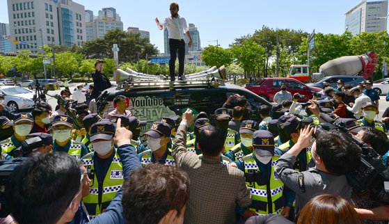 5·18 단체 회원들이 지난 6일 광주광역시 5·18기념공원 앞 사거리에서 차량에 올라 5·18에 대해 막말을 쏟아낸 보수 성향 유튜버에게 항의를 하고 있다. [뉴시스]