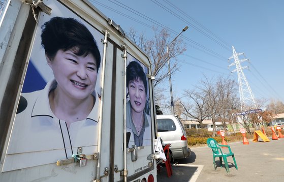 경기도 의왕 서울구치소 앞에 주차된 박 전 대통령 지지자의 차량. 뉴시스