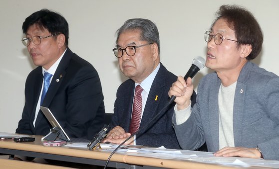 2019년 3월3일 서울시교육청에서 한국유치원총연합회의 개학 연기와 관련한 기자회견을 하고 있다. 조희연 서울시교육감, 이재정 경기도교육감, 도성훈 인천시교육감(오른쪽부터). 최정동 기자