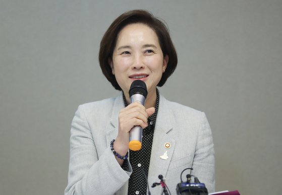유은혜 부총리 겸 교육부 장관이 스승의 날인 15일 정부서울청사에서 열린 교원단체 대표들과 오찬간담회에서 인사말을 하고 있다. 연합뉴스