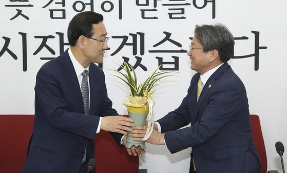 주호영 미래통합당 원내대표(왼쪽)가 15일 국회에서 강기정 청와대 정무수석의 예방을 받고 인사하고 있다. 임현동 기자/2020.05.15