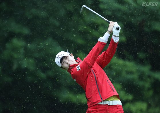 15일 열린 KLPGA 챔피언십 2라운드 12번 홀에서 샷하는 박성현. [사진 KLPGA]