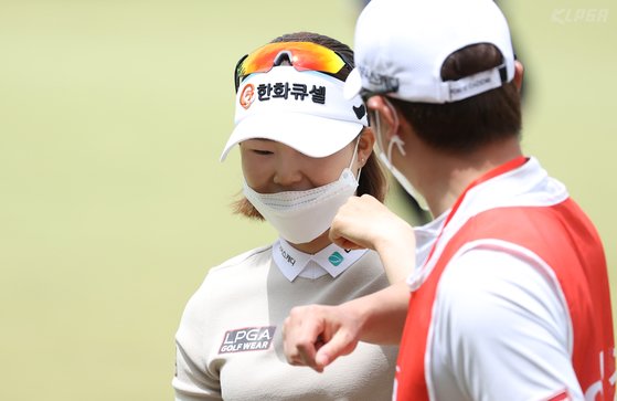 임희정이 16일 열린 KLPGA 챔피언십 3라운드 1번 홀에서 버디를 넣은 뒤 캐디와 팔인사하고 있다. [사진 KLPGA]