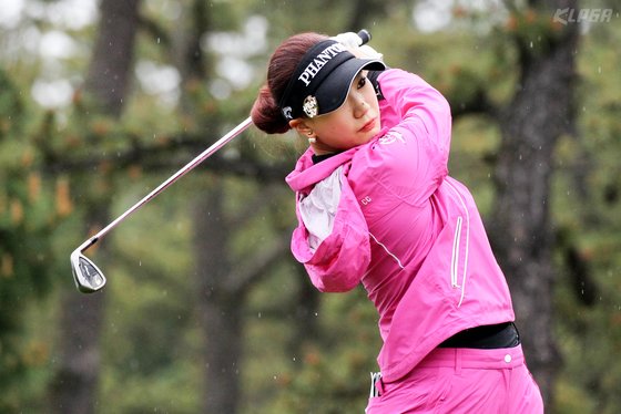 15일 열린 KLPGA 챔피언십 2라운드 2번 홀에서 티샷하는 유현주. [사진 KLPGA]