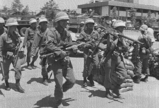 5·18 당시 광주에 투입된 계엄군이 기관총을 들고 이동하고 있다. [연합뉴스]