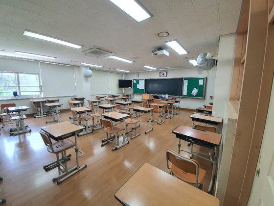 고등학교 3학년 등교를 약 일주일 앞둔 광주광역시 북구 빛고을고등학교 교실 책상이 1m씩 거리를 둔 채 배치돼 있다. 중앙포토