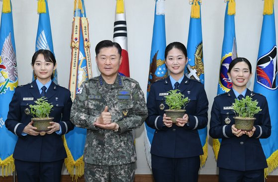 원인철 공군참모총장(왼쪽 두번째)이 지난달 27일 충남 계룡시 공군본부에서 신임 간호장교들과 함께 대한민국 의료진에 대한 존경과 감사의 마음을 담아 수화 퍼포먼스('덕분에 챌린지')를 하고 있다. [공군본부 제공]