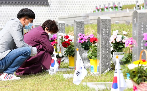 5·18 민주화운동 40주년 기념식을 하루 앞둔 17일 오전 광주 북구 망월동 국립5·18 민주묘지를 찾은 유족들. 프리랜서 장정필