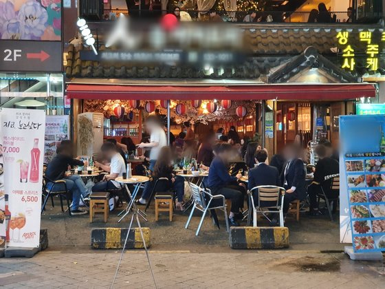 16일 오후 10시 서울 서초구의 한 일본식 선술집 야외에서 사람들이 술을 마시고 있다. 이가람 기자