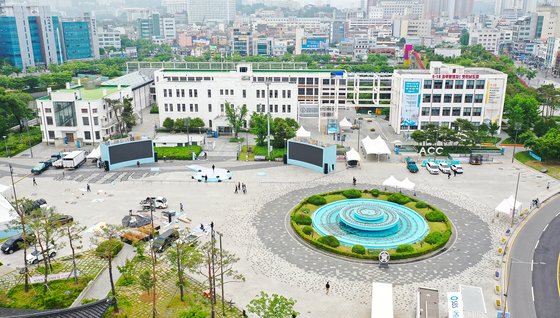 5·18 민주화운동 40주년 기념식을 하루 앞둔 17일 광주 동구 금남로 문화전당 앞 5·18 민주광장에서 5·18 40주년 기념식 준비가 한창이다. 프리랜서 장정필