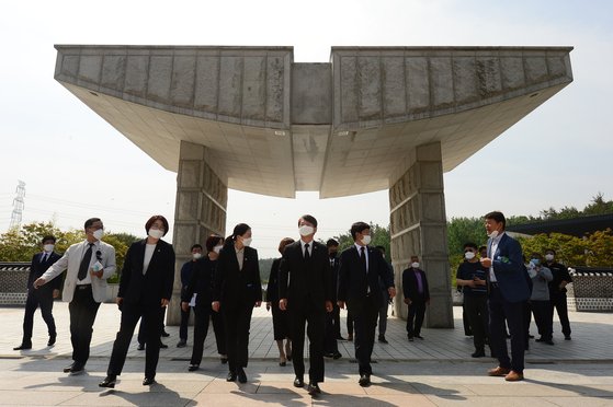 5·18민주화운동 40주년을 하루 앞둔 17일 안철수 국민의당 대표가 광주 북구 국립 5·18민주묘지에 들어서고 있다. 뉴스1