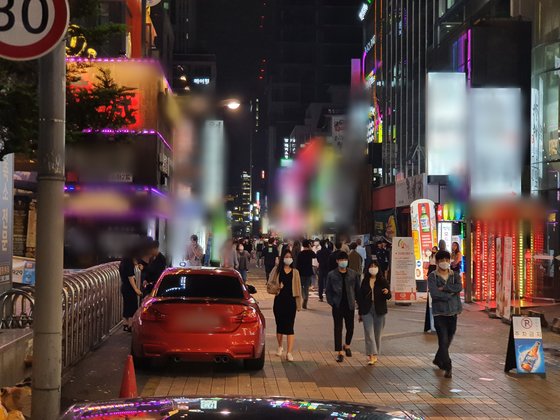 16일 오후 9시50분 서울 서초구 번화가 일대에는 놀러 나온 사람들로 붐볐다. 이가람 기자